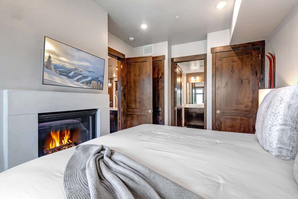 Beautiful second-floor condo with pool, hot tub, mtn views, and full kitchen