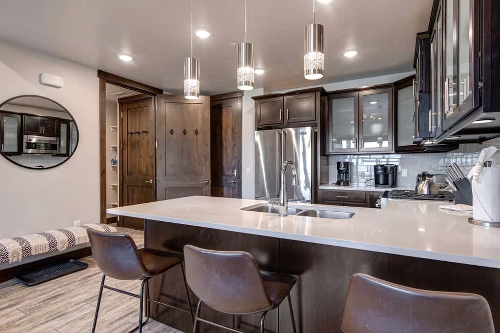 Beautiful second-floor condo with pool, hot tub, mtn views, and full kitchen