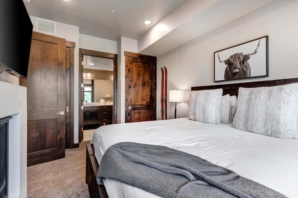 Beautiful second-floor condo with pool, hot tub, mtn views, and full kitchen