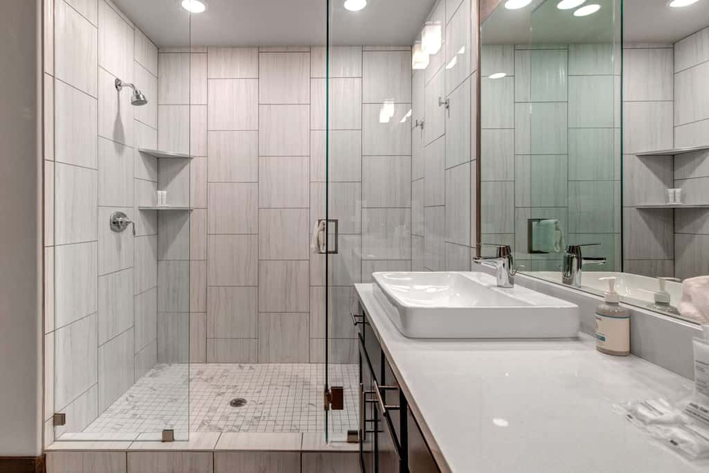 Beautiful second-floor condo with pool, hot tub, mtn views, and full kitchen