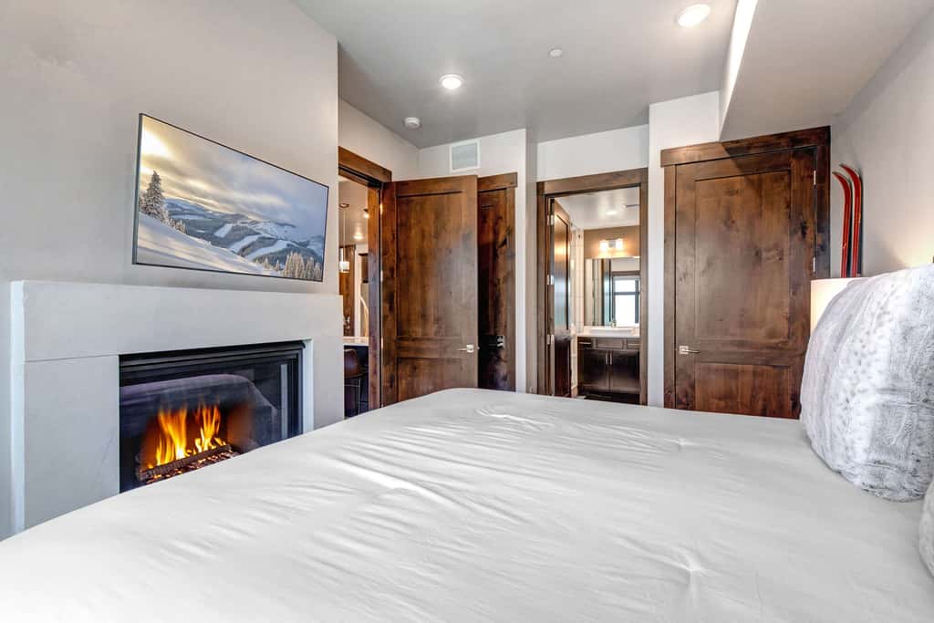 Beautiful second-floor condo with pool, hot tub, mtn views, and full kitchen
