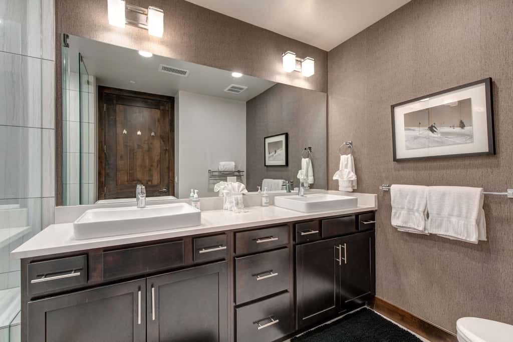 Beautiful second-floor condo with pool, hot tub, mtn views, and full kitchen