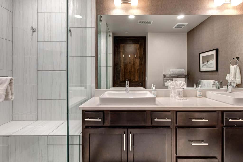Beautiful second-floor condo with pool, hot tub, mtn views, and full kitchen