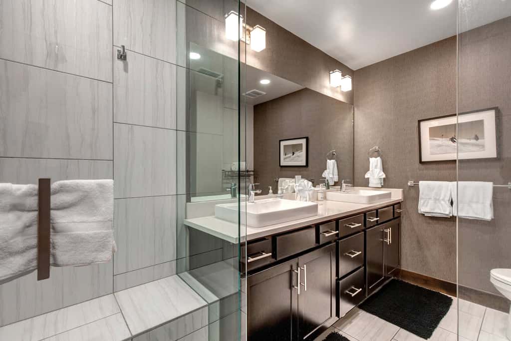 Beautiful second-floor condo with pool, hot tub, mtn views, and full kitchen