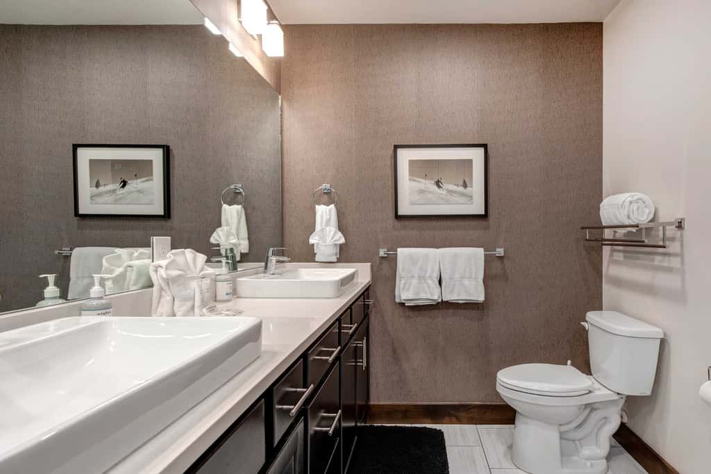 Beautiful second-floor condo with pool, hot tub, mtn views, and full kitchen