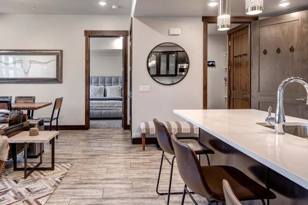 Beautiful second-floor condo with pool, hot tub, mtn views, and full kitchen