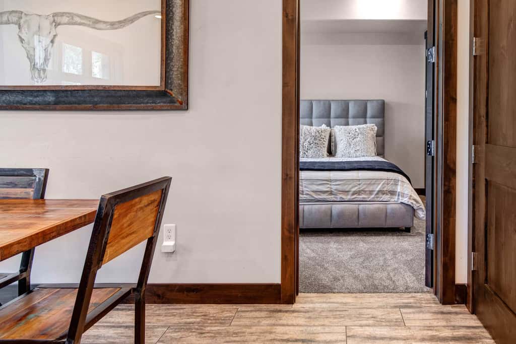 Beautiful second-floor condo with pool, hot tub, mtn views, and full kitchen