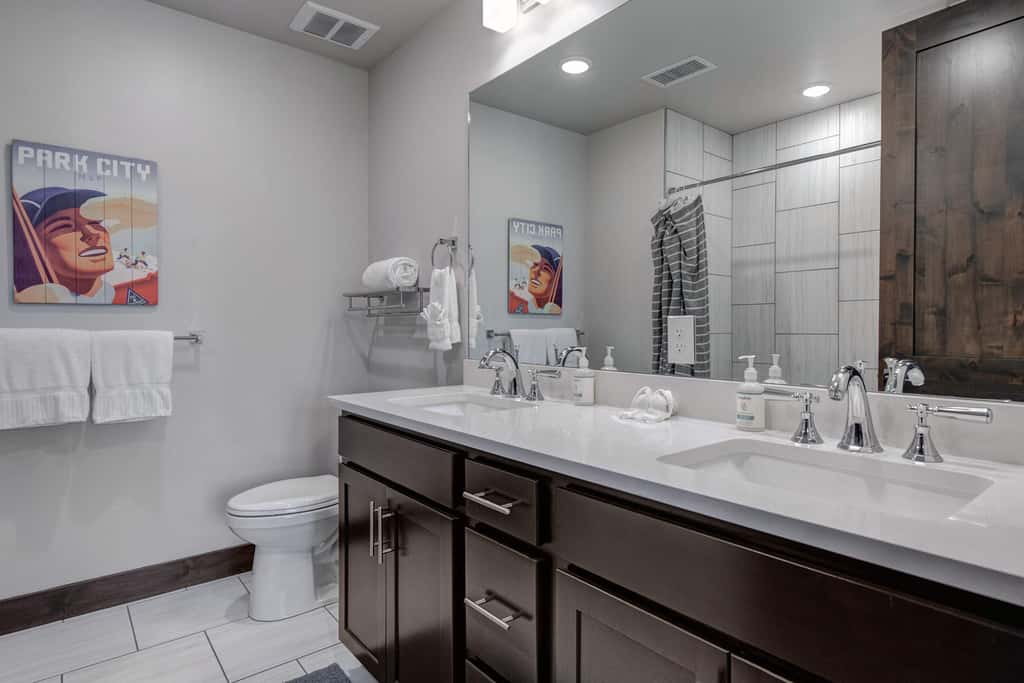 Beautiful second-floor condo with pool, hot tub, mtn views, and full kitchen