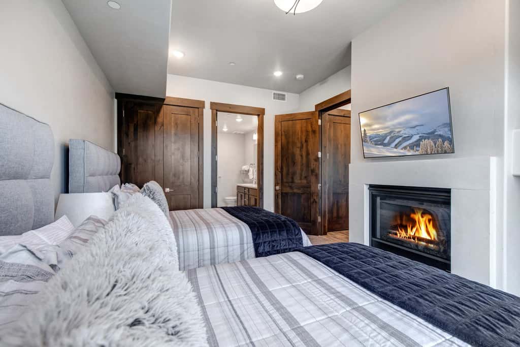 Beautiful second-floor condo with pool, hot tub, mtn views, and full kitchen
