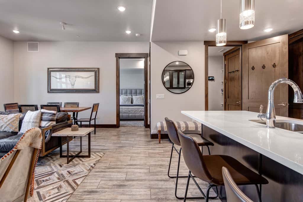Beautiful second-floor condo with pool, hot tub, mtn views, and full kitchen