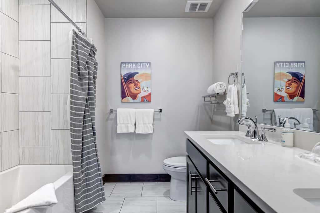 Beautiful second-floor condo with pool, hot tub, mtn views, and full kitchen
