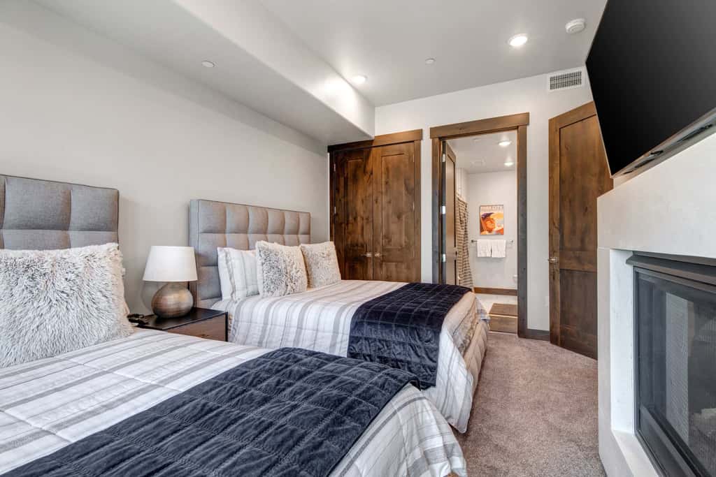 Beautiful second-floor condo with pool, hot tub, mtn views, and full kitchen