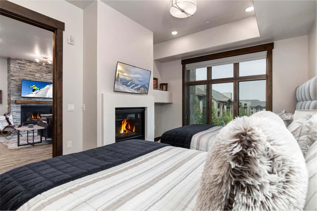 Beautiful second-floor condo with pool, hot tub, mtn views, and full kitchen