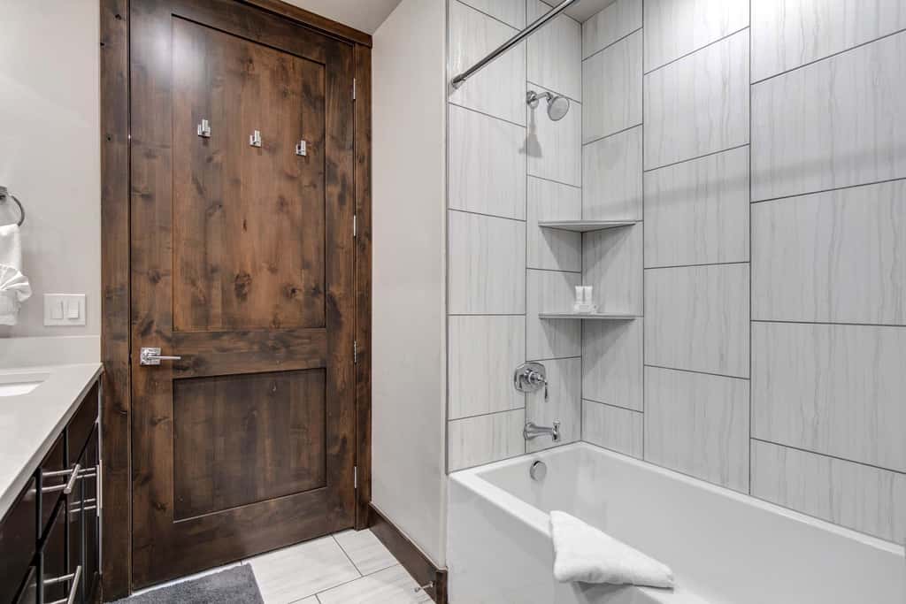 Beautiful second-floor condo with pool, hot tub, mtn views, and full kitchen