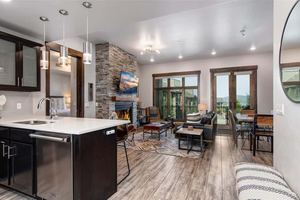 Beautiful second-floor condo with pool, hot tub, mtn views, and full kitchen