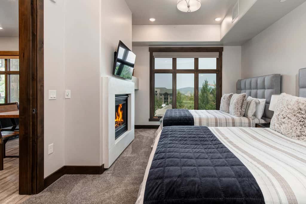 Beautiful second-floor condo with pool, hot tub, mtn views, and full kitchen