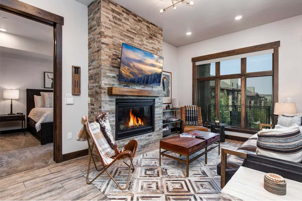 Beautiful second-floor condo with pool, hot tub, mtn views, and full kitchen