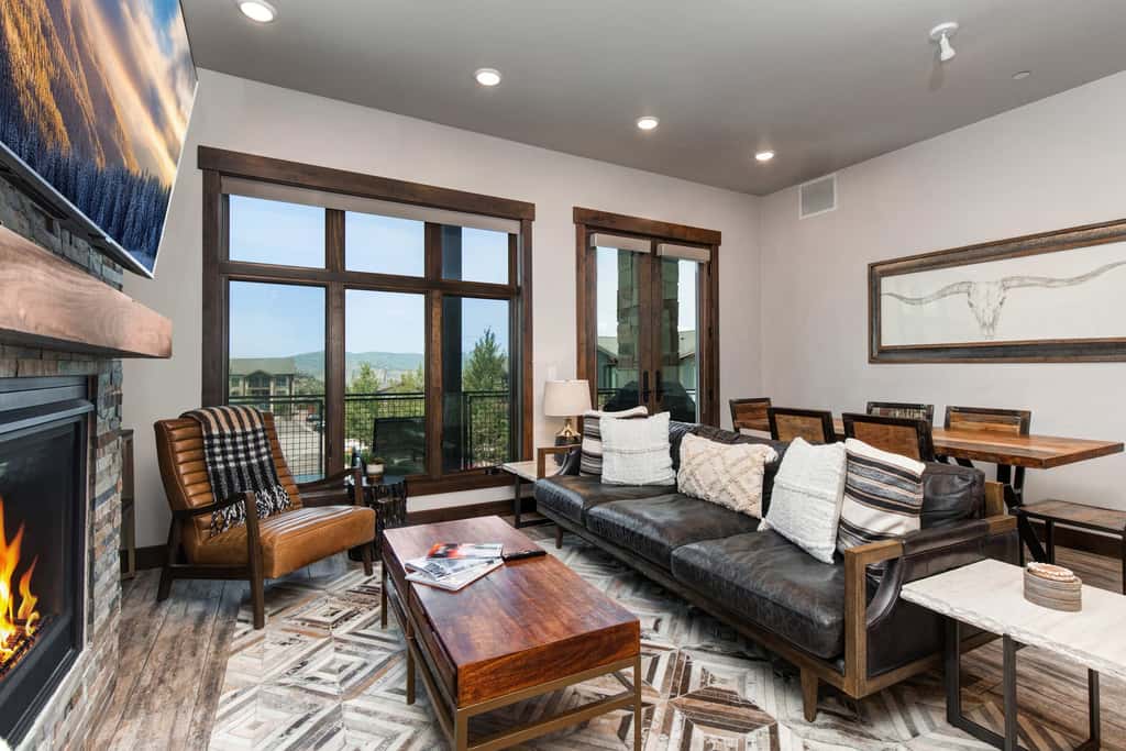 Beautiful second-floor condo with pool, hot tub, mtn views, and full kitchen