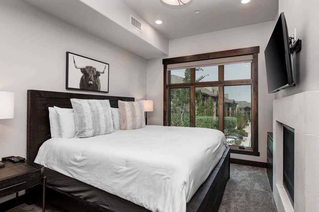 Beautiful second-floor condo with pool, hot tub, mtn views, and full kitchen
