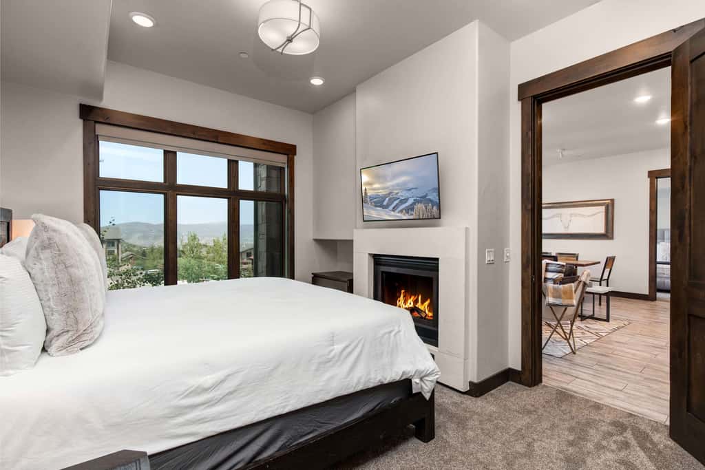 Beautiful second-floor condo with pool, hot tub, mtn views, and full kitchen
