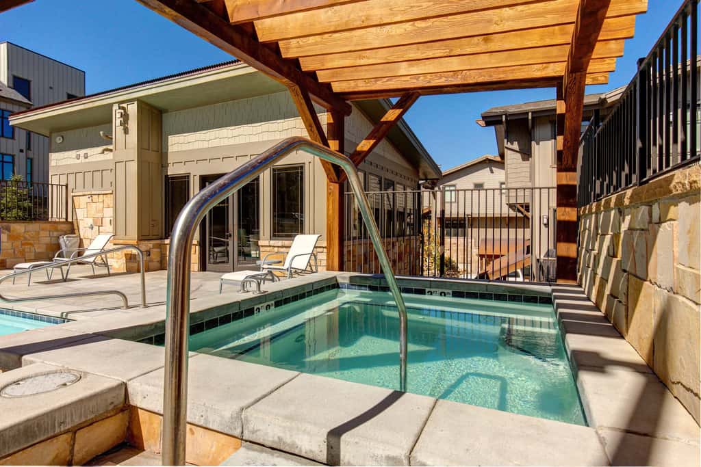 Beautiful second-floor condo with pool, hot tub, mtn views, and full kitchen