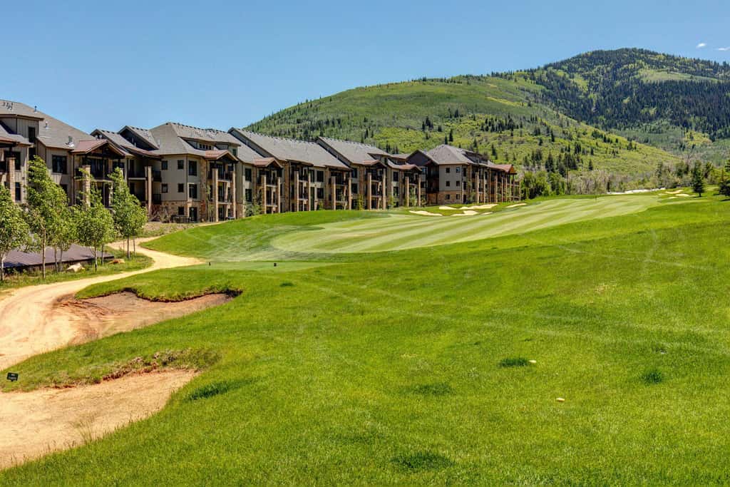 Beautiful second-floor condo with pool, hot tub, mtn views, and full kitchen