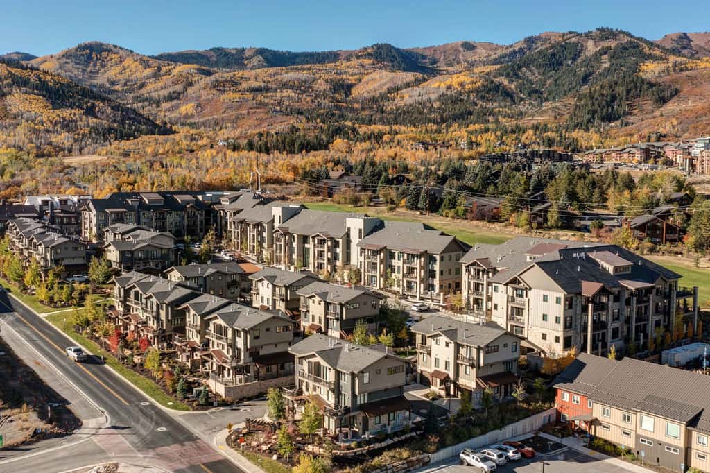 Beautiful second-floor condo with pool, hot tub, mtn views, and full kitchen