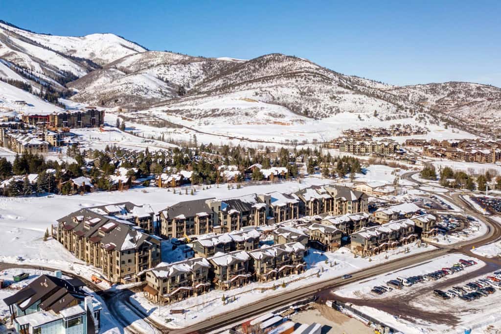Beautiful second-floor condo with pool, hot tub, mtn views, and full kitchen