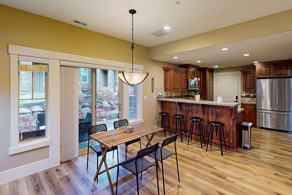 Spacious townhome with Community pool,  hot tub & clubhouse - Dog Friendly