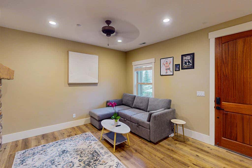 Spacious townhome with Community pool,  hot tub & clubhouse - Dog Friendly