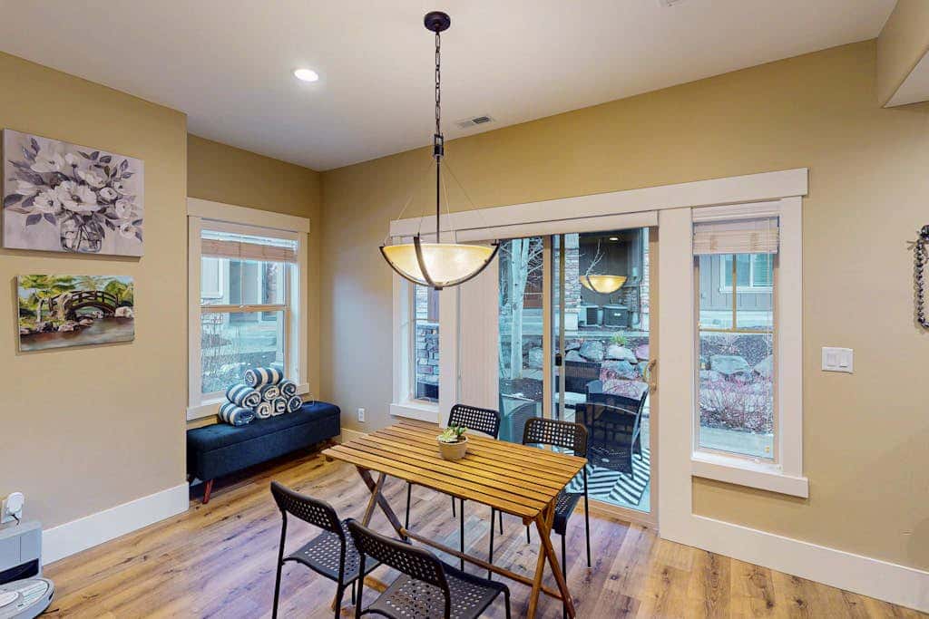 Spacious townhome with Community pool,  hot tub & clubhouse - Dog Friendly