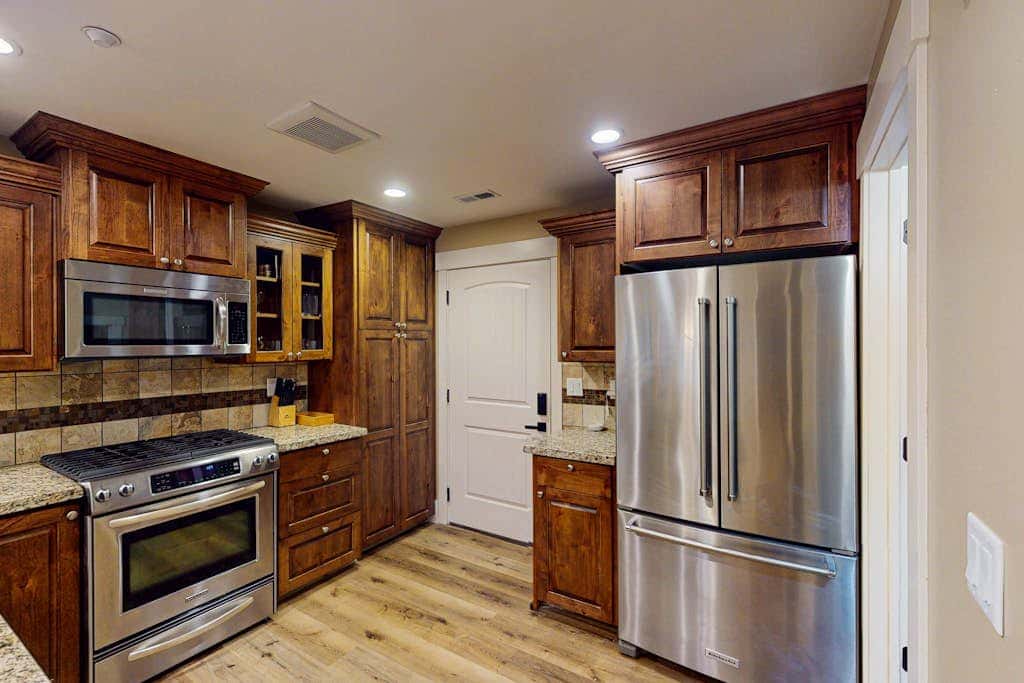 Spacious townhome with Community pool,  hot tub & clubhouse - Dog Friendly