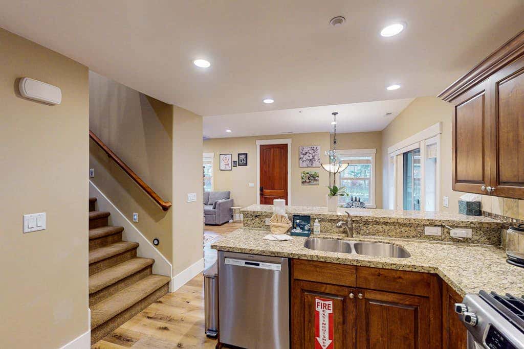 Spacious townhome with Community pool,  hot tub & clubhouse - Dog Friendly