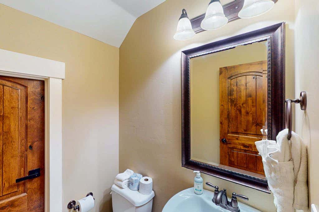 Spacious townhome with Community pool,  hot tub & clubhouse - Dog Friendly