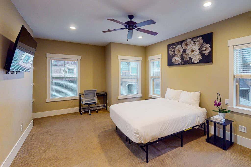 Spacious townhome with Community pool,  hot tub & clubhouse - Dog Friendly