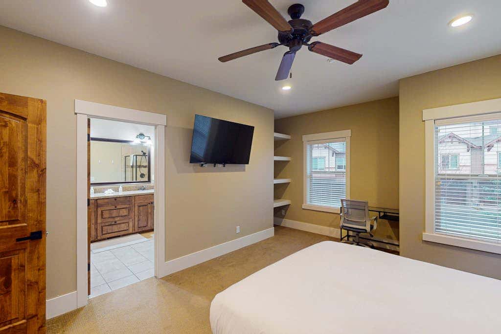 Spacious townhome with Community pool,  hot tub & clubhouse - Dog Friendly