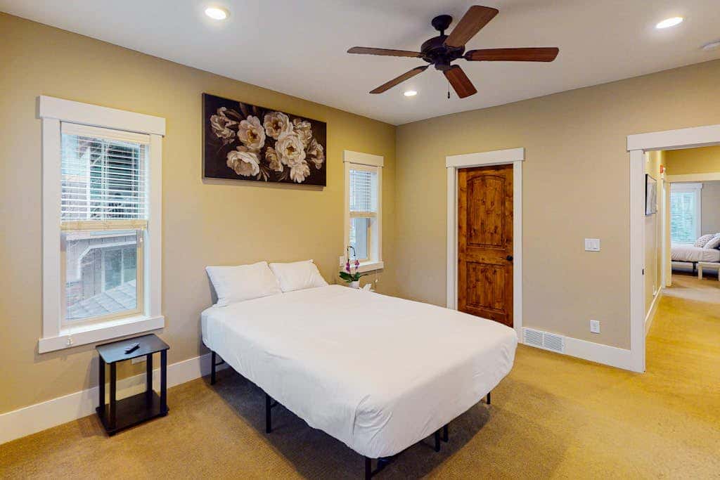 Spacious townhome with Community pool,  hot tub & clubhouse - Dog Friendly