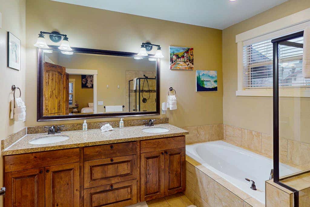 Spacious townhome with Community pool,  hot tub & clubhouse - Dog Friendly