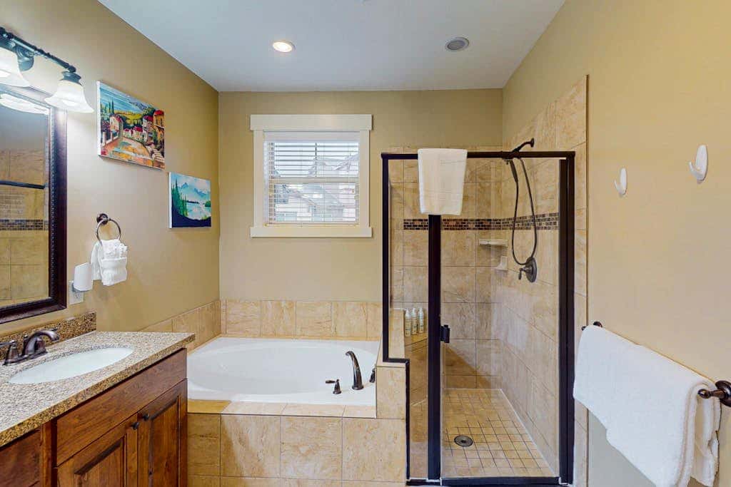 Spacious townhome with Community pool,  hot tub & clubhouse - Dog Friendly