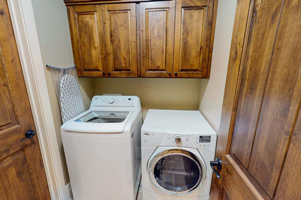 Spacious townhome with Community pool,  hot tub & clubhouse - Dog Friendly