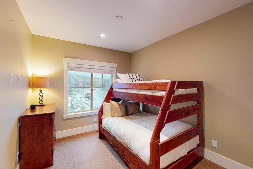 Spacious townhome with Community pool,  hot tub & clubhouse - Dog Friendly