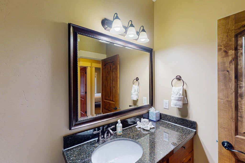 Spacious townhome with Community pool,  hot tub & clubhouse - Dog Friendly