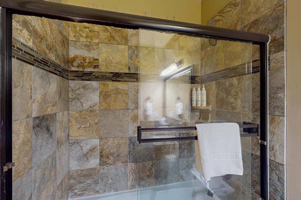 Spacious townhome with Community pool,  hot tub & clubhouse - Dog Friendly