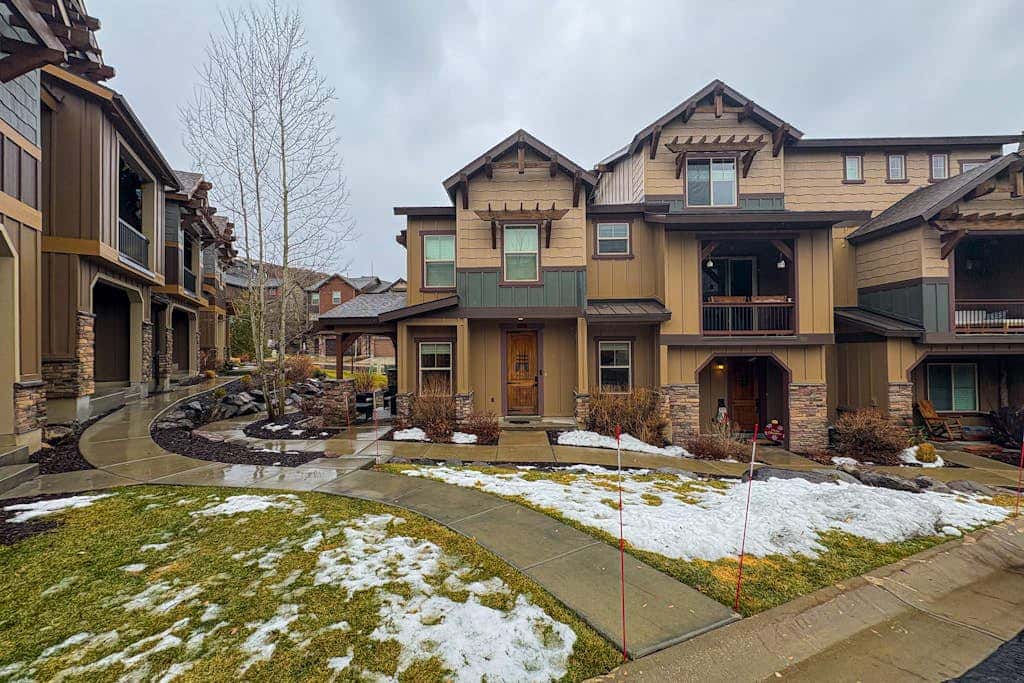 Spacious townhome with Community pool,  hot tub & clubhouse - Dog Friendly