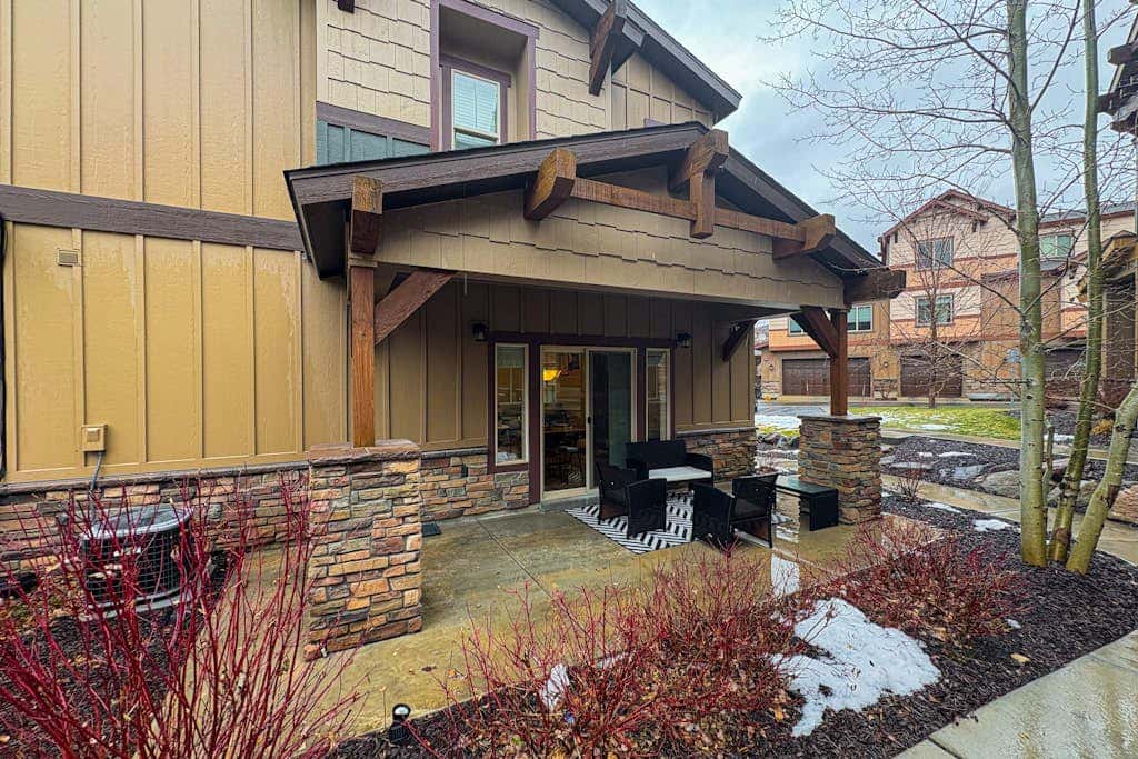 Spacious townhome with Community pool,  hot tub & clubhouse - Dog Friendly