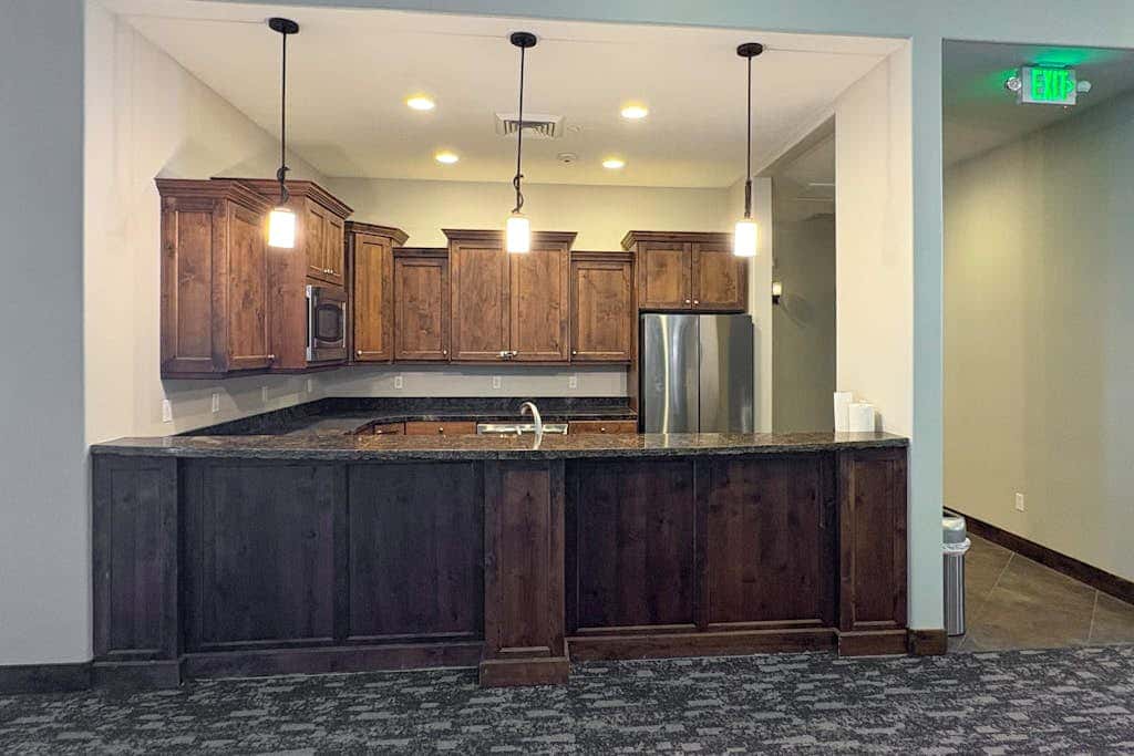 Spacious townhome with Community pool,  hot tub & clubhouse - Dog Friendly