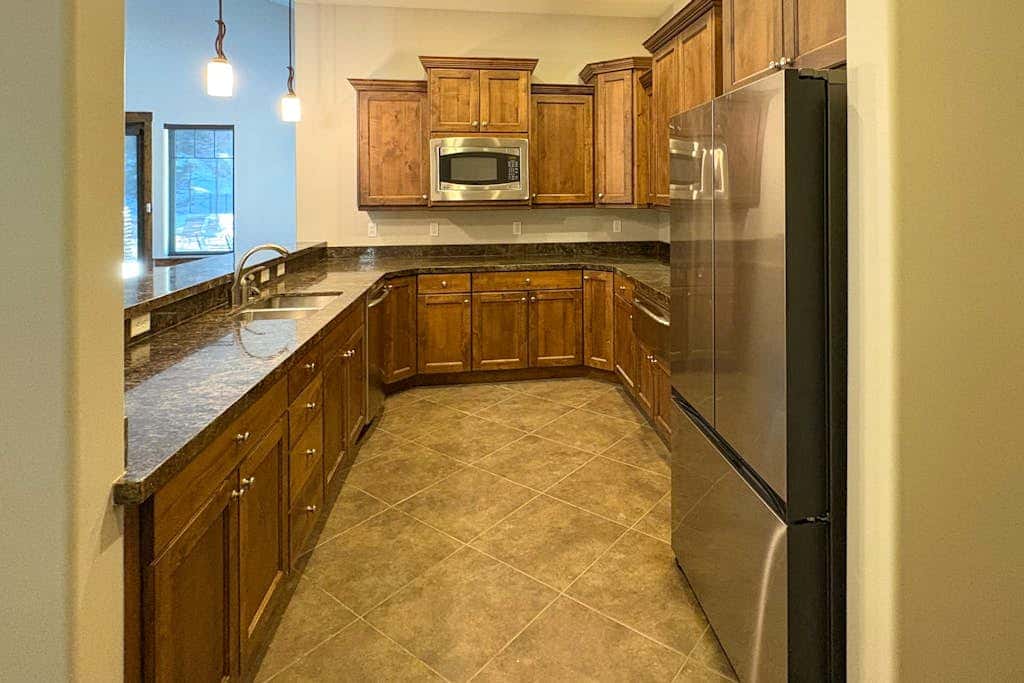 Spacious townhome with Community pool,  hot tub & clubhouse - Dog Friendly