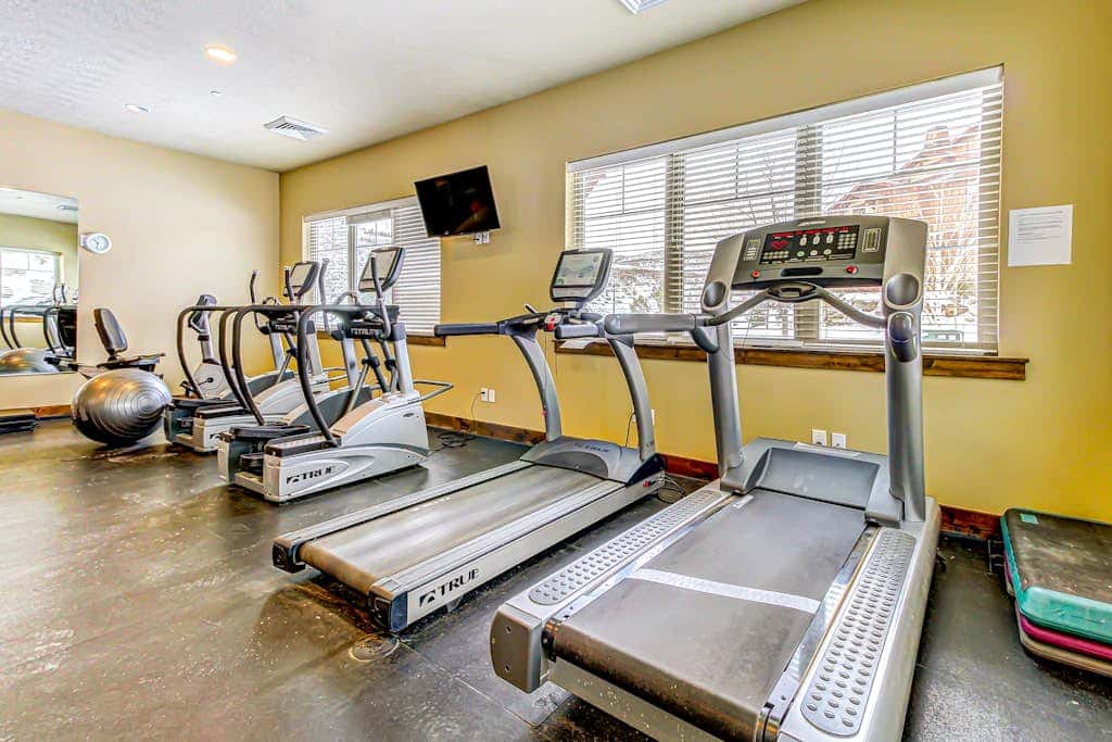 Spacious townhome with Community pool,  hot tub & clubhouse - Dog Friendly