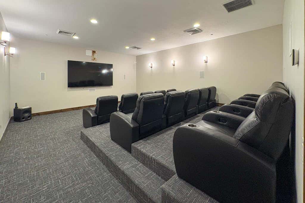 Spacious townhome with Community pool,  hot tub & clubhouse - Dog Friendly