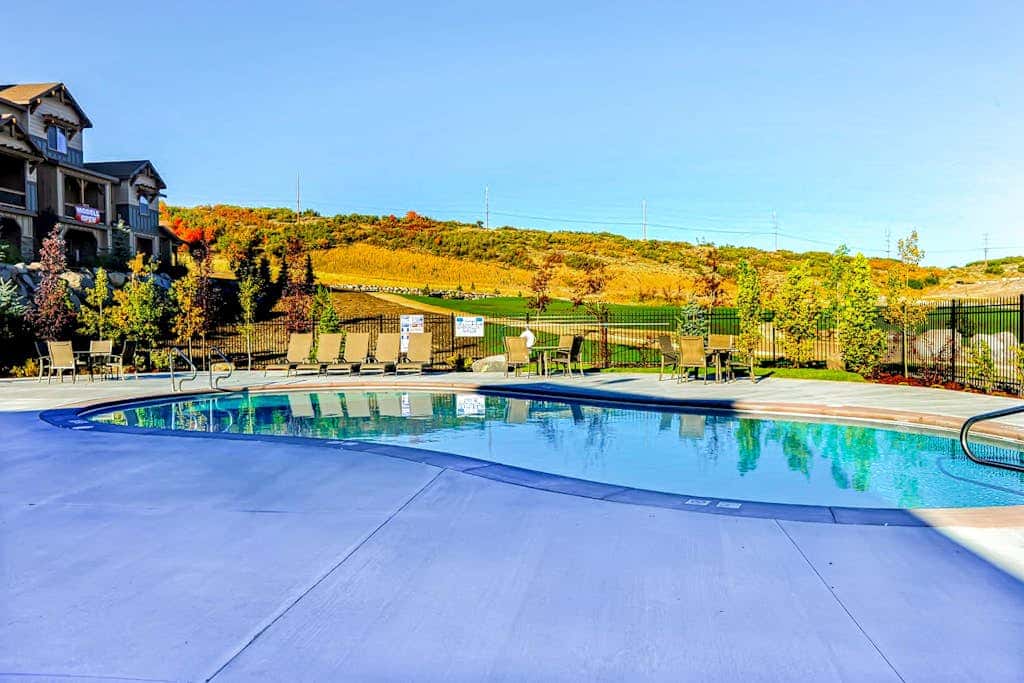 Spacious townhome with Community pool,  hot tub & clubhouse - Dog Friendly